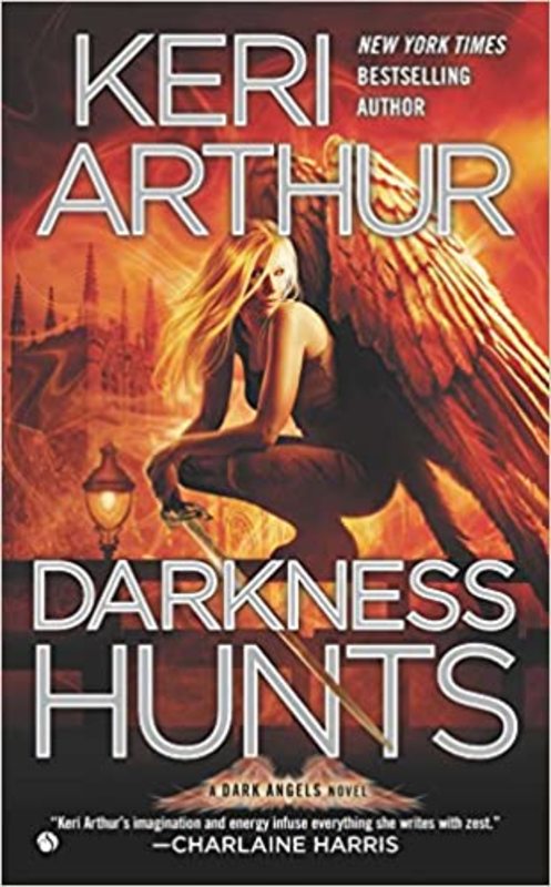 Book cover for "Darkness Hunts" by Keri Arthur