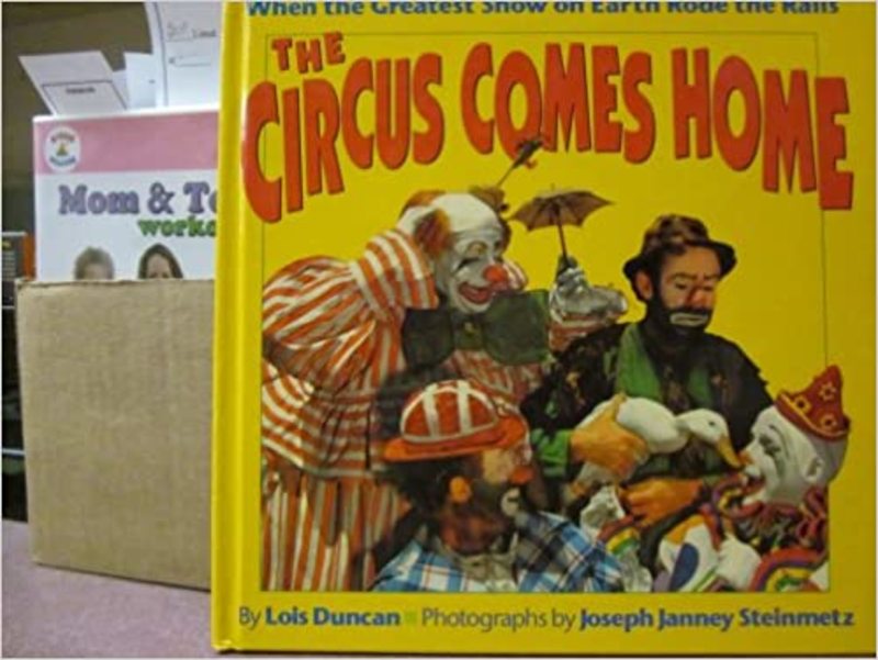 Book cover for "The Circus Comes Home" by Lois Duncan
