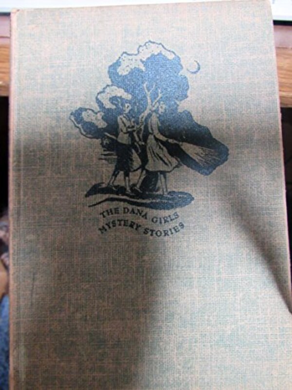 Book cover for "The Secret at the Gatehouse" by Mildred A Wirt