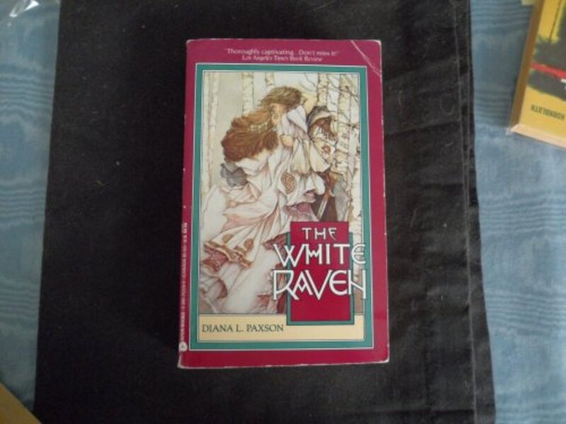 Book cover for "The White Raven" by Diana L Paxson