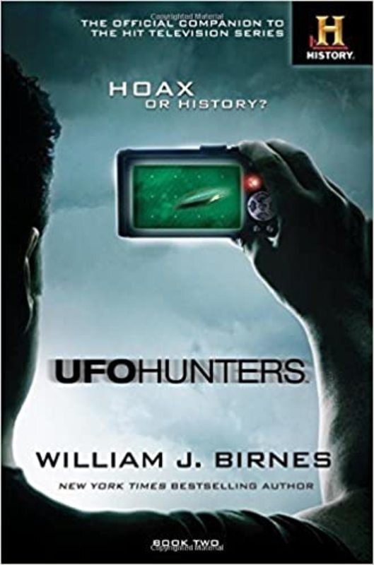 Book cover for "UFO Hunters" by William J. Birnes
